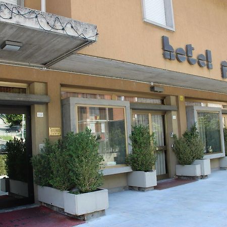 Hotel Pinolo กุบบีโอ ภายนอก รูปภาพ