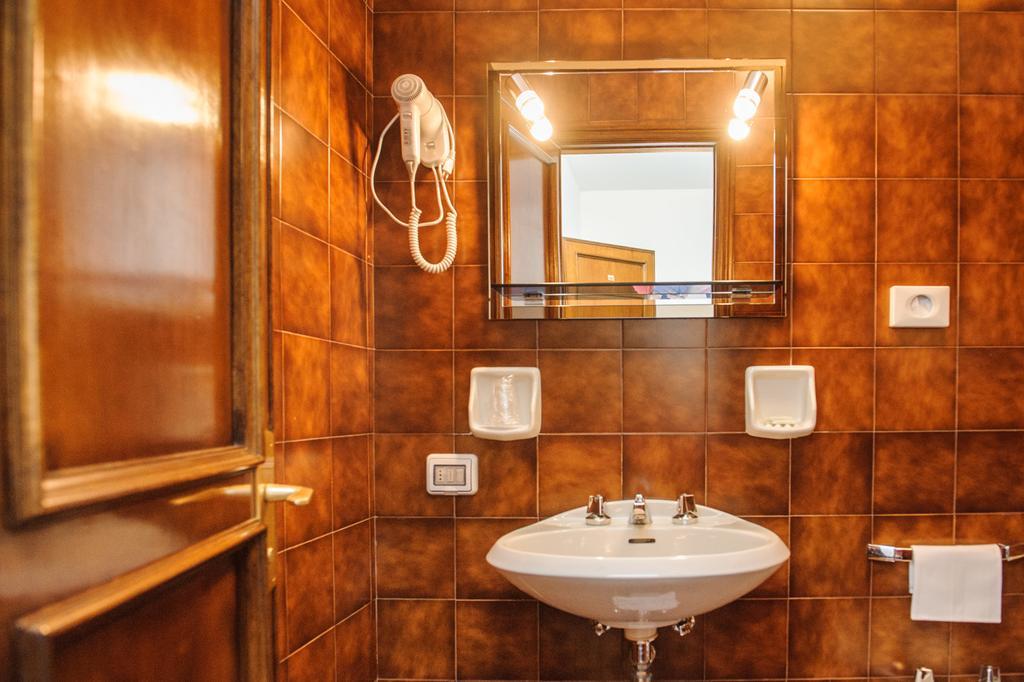 Hotel Pinolo กุบบีโอ ภายนอก รูปภาพ