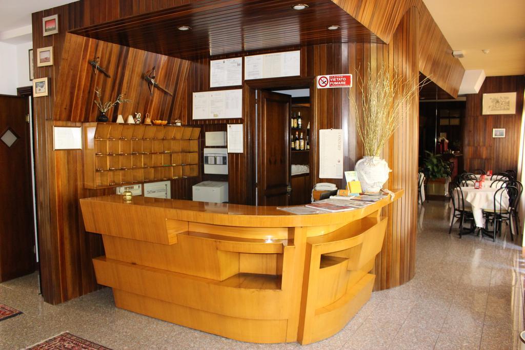 Hotel Pinolo กุบบีโอ ภายนอก รูปภาพ
