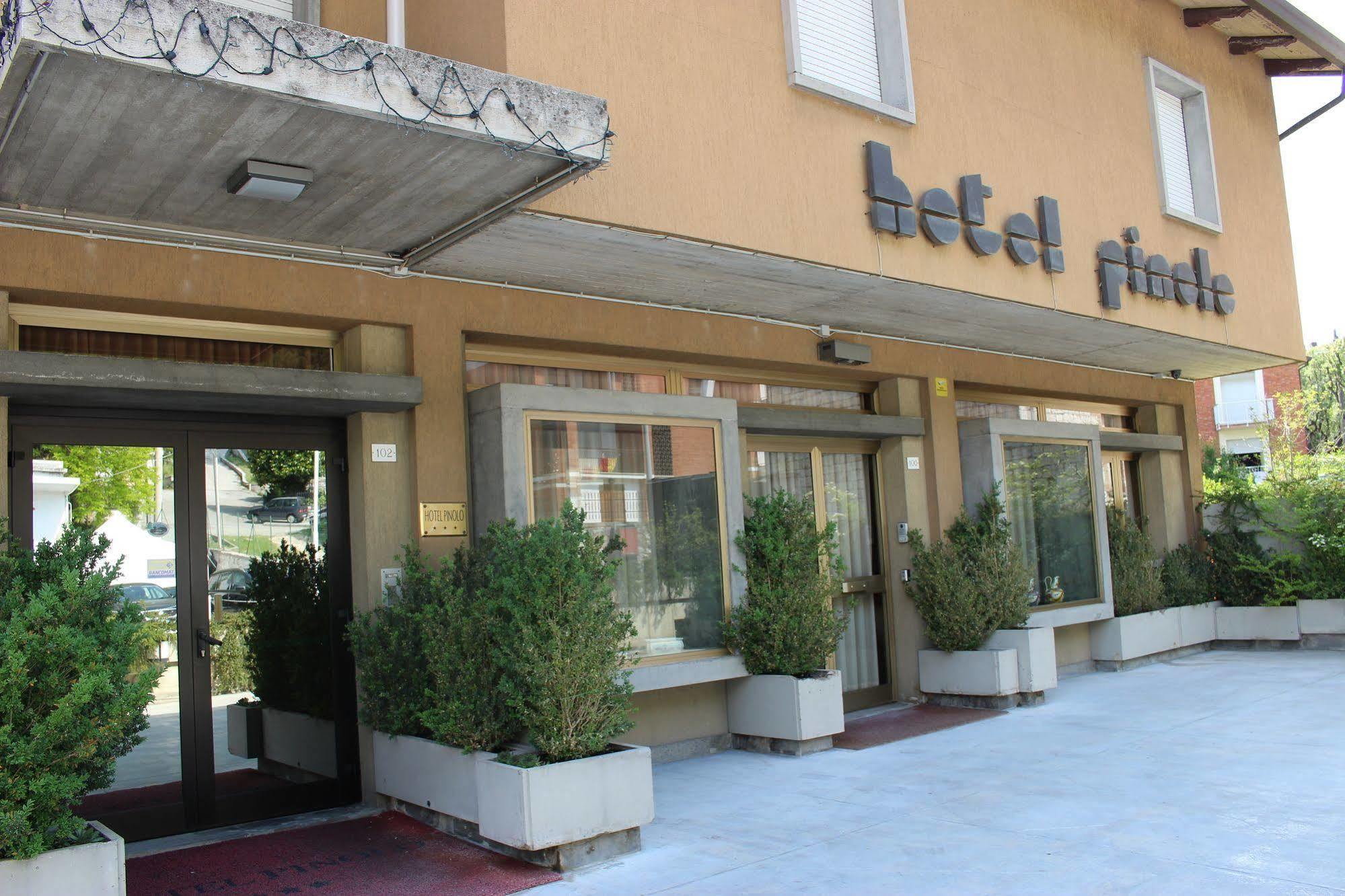 Hotel Pinolo กุบบีโอ ภายนอก รูปภาพ