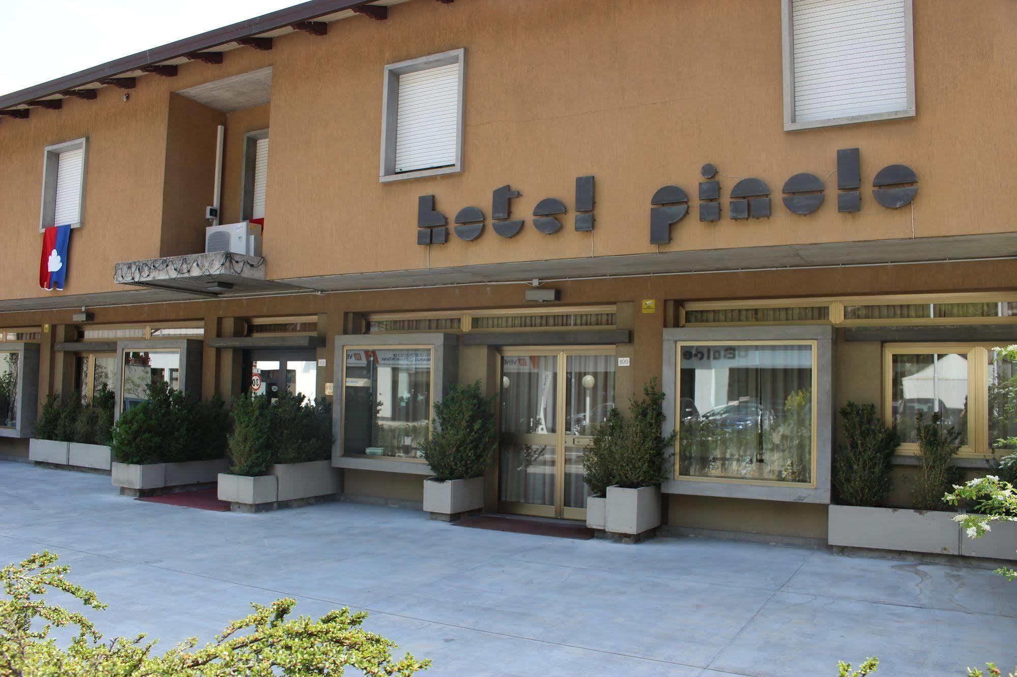 Hotel Pinolo กุบบีโอ ภายนอก รูปภาพ