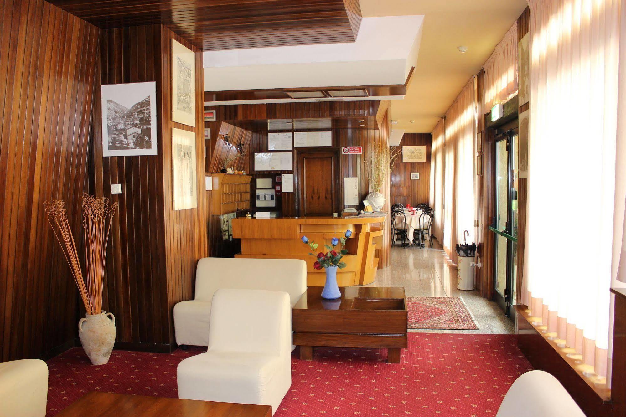 Hotel Pinolo กุบบีโอ ภายนอก รูปภาพ
