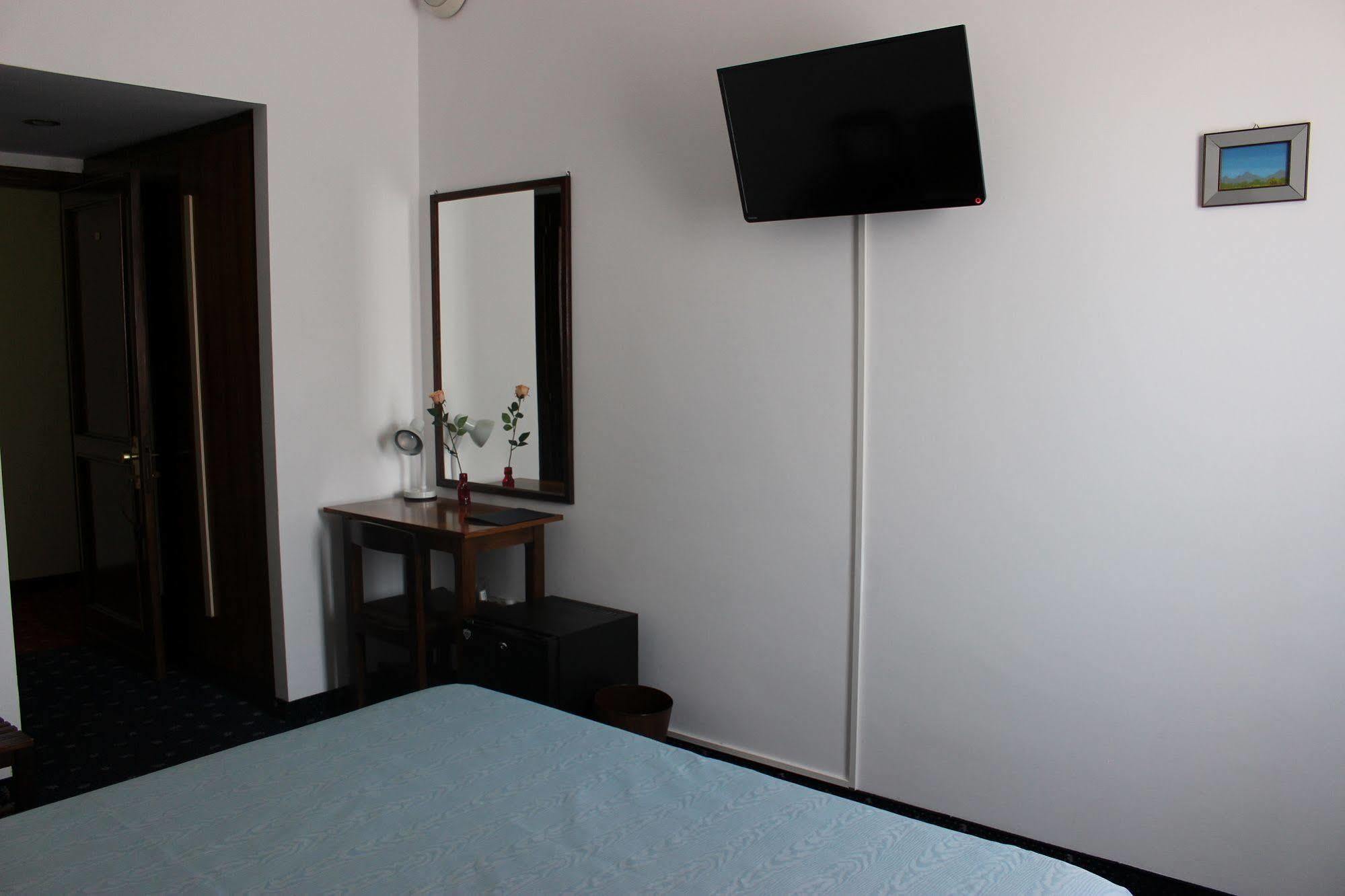 Hotel Pinolo กุบบีโอ ภายนอก รูปภาพ