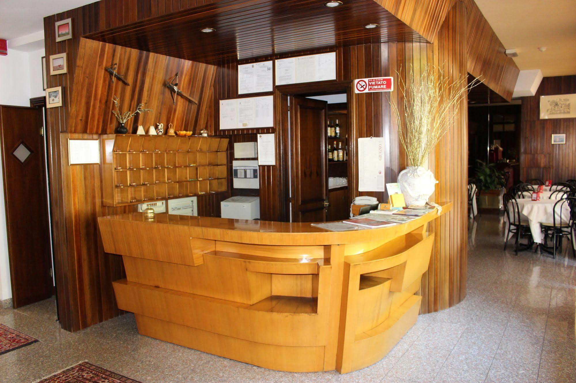 Hotel Pinolo กุบบีโอ ภายนอก รูปภาพ