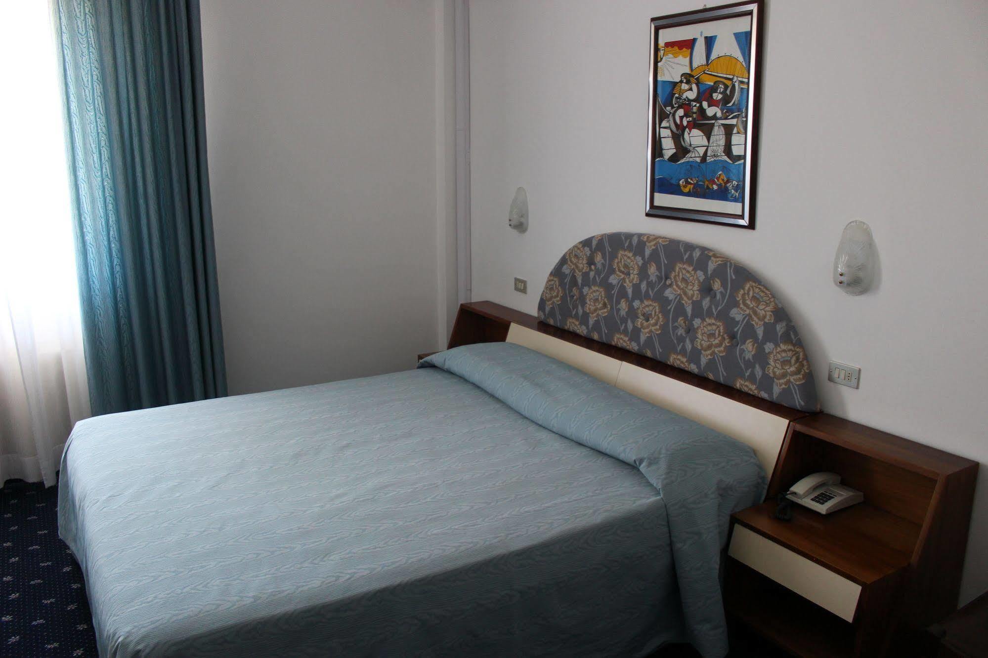 Hotel Pinolo กุบบีโอ ภายนอก รูปภาพ