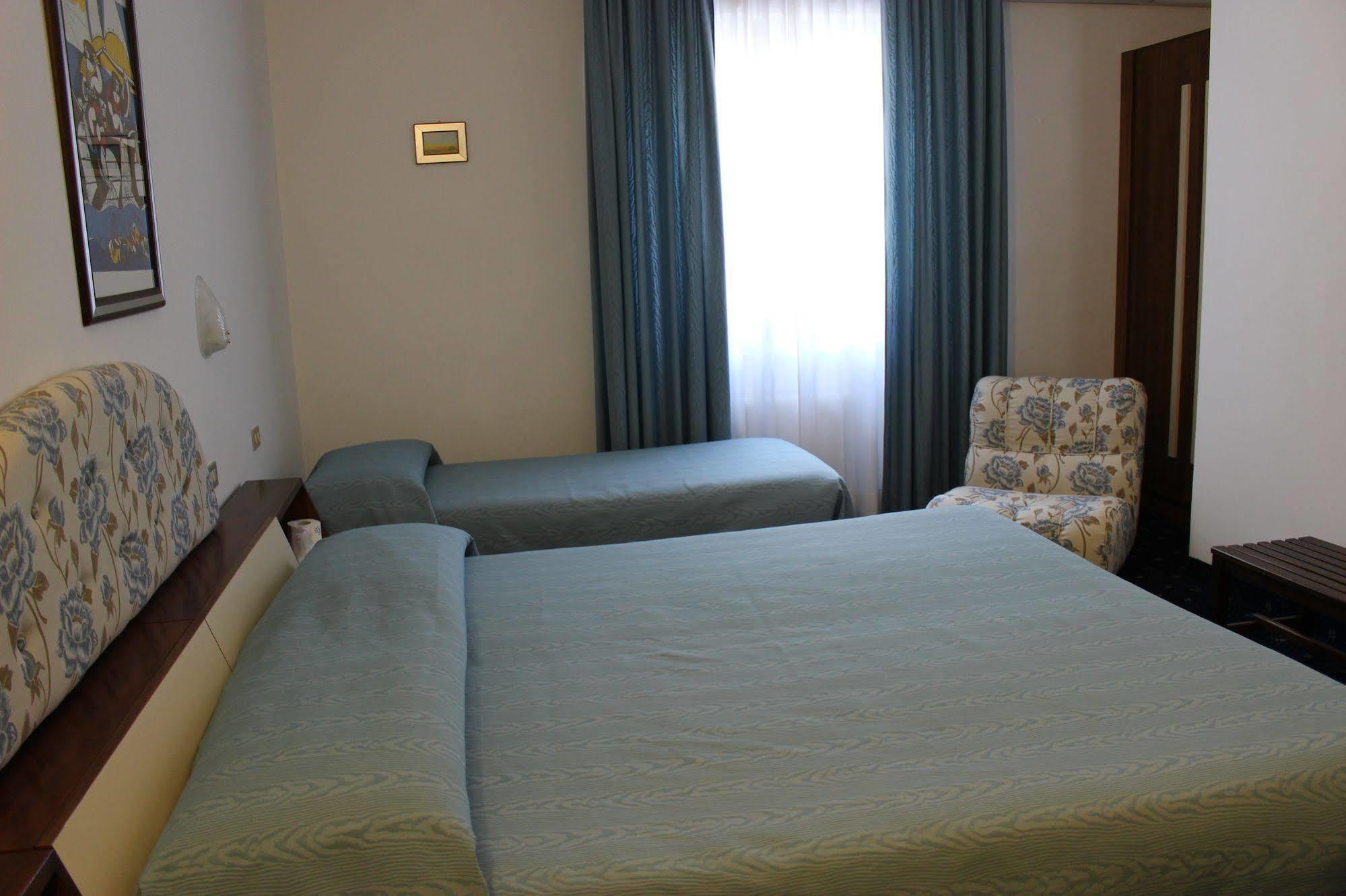 Hotel Pinolo กุบบีโอ ภายนอก รูปภาพ
