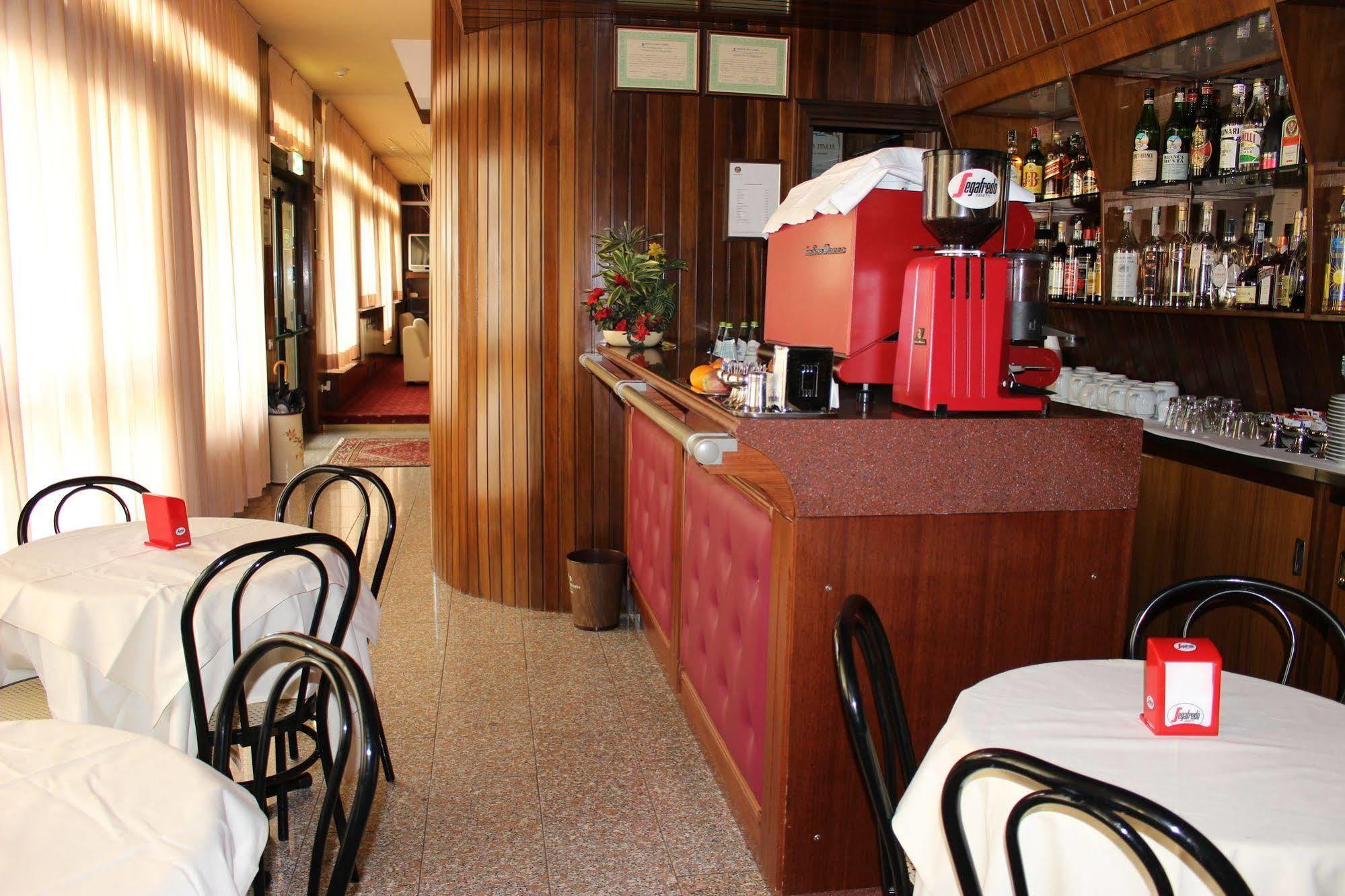 Hotel Pinolo กุบบีโอ ภายนอก รูปภาพ