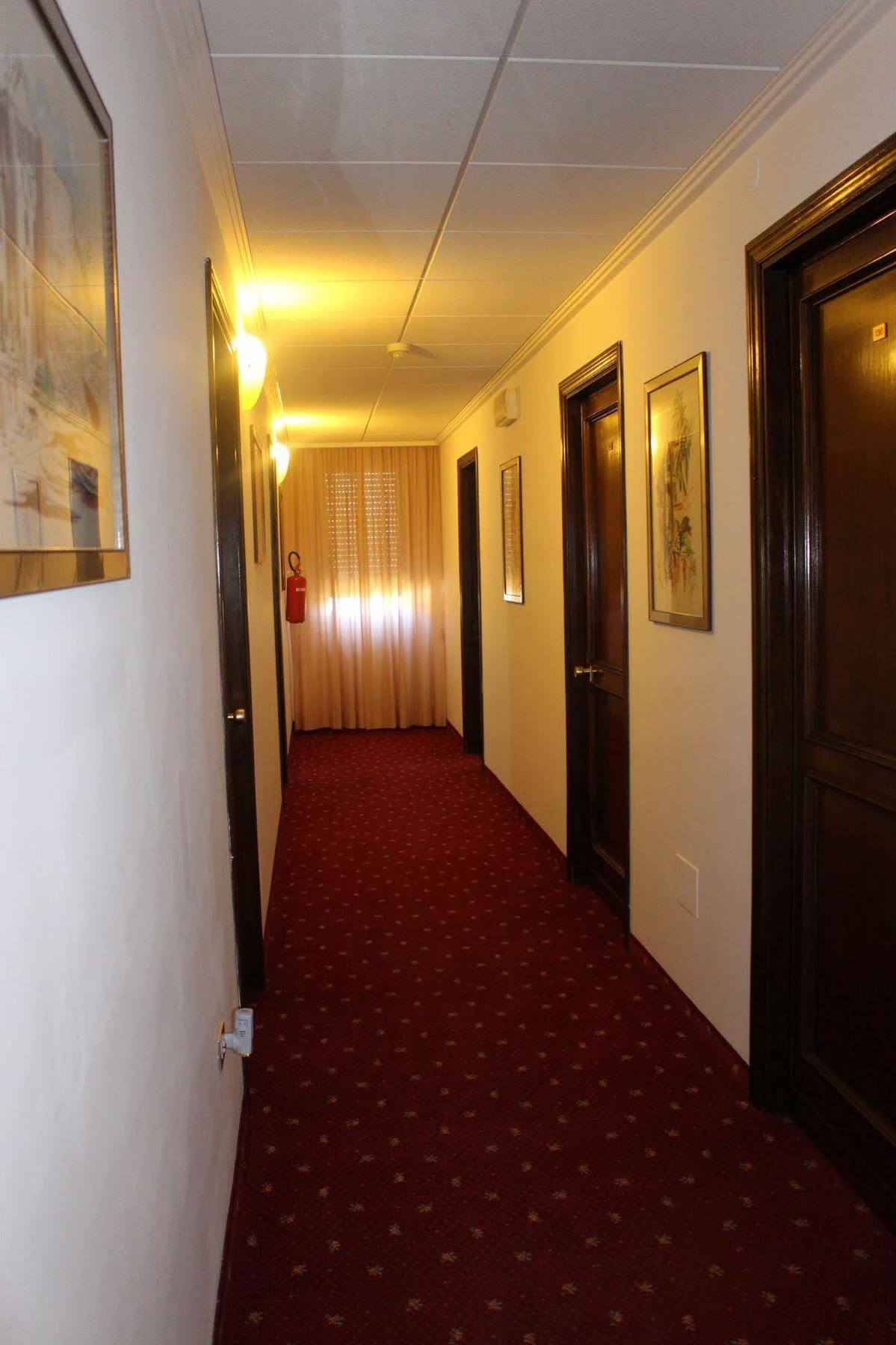 Hotel Pinolo กุบบีโอ ภายนอก รูปภาพ